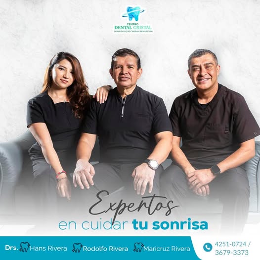 Equipo de dentistas profesionales posando sonrientes en la clínica dental moderna